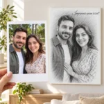 Poza unui cuplu, ținută în mână ca polaroid, și portretul lor în creion pe tablou canvas, pe perete, cu mesajul scris de mână „Împreună avem totul!”