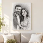 Tablou canvas cu portretul în creion al unui cuplu, deasupra canapelei din living