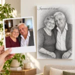 Poza unui cuplu la aniversarea căsătoriei, ținută în mână ca polaroid, și portretul lor în creion pe perete, cu mesajul „Împreună de 35 de ani!”