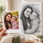 Poza unei mame cu fiica, ca polaroid, și portretul lor în creion pe perete, cu mesajul „Te iubesc, mami!”