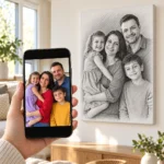 Poza unei familii de patru pe telefon și portretul lor în creion pe tablou canvas, pe perete