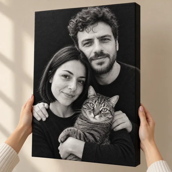 Tablou canvas ținut în mâini: portret de cuplu stil studio, cu pisica lor