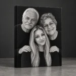 Tablou canvas cu un portret de familie stil studio, alb-negru: bunicii și nepoata