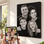 Pozele de pe telefon ale fiecăruia și portretul de familie de pe perete, făcut din ele
