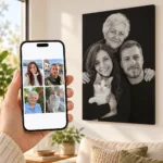 Cuplul, bunica și pisica: poza pe telefon și tabloul lor (portret de studio) pe perete