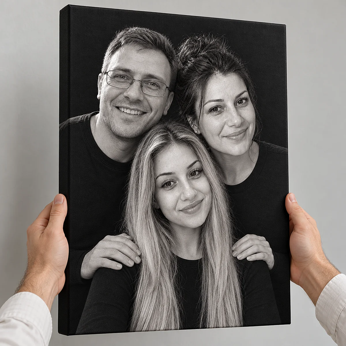 Tabloul cu portretul de studio al părinților și al fiicei, ținut în mâini