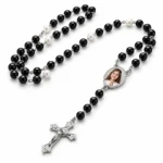 Rozariu personalizat cu poză, cu mărgele negre, perle albe și cruciuliță argintie, pe fundal alb