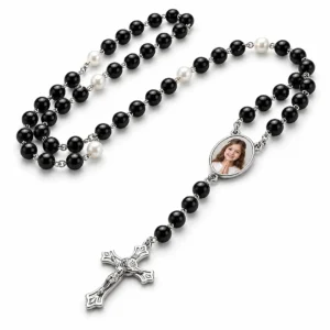 Rozariu personalizat cu poză, cu mărgele negre, perle albe și cruciuliță argintie, pe fundal alb