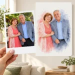 Cuplul la aniversare: poza ca polaroid, în mână, și tabloul lor (tablou în acuarelă) pe perete