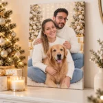 Portretul de Crăciun al unui cuplu cu câinele, sprijinit lângă un brad alb-auriu