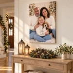 Portretul de Crăciun al unei familii cu câinele, pe peretele holului de sărbători
