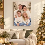 Tablou canvas cu portretul de Crăciun al unei familii, deasupra canapelei, lângă bradul împodobit